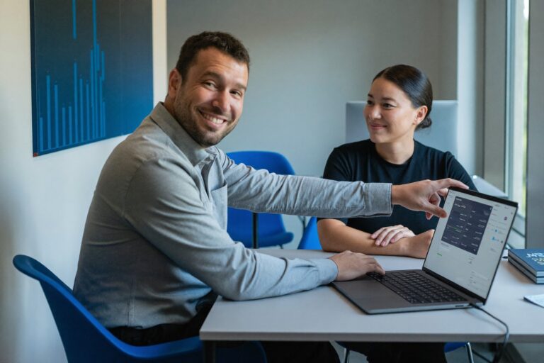 Trainer begeleidt een IT-professional een op een tijdens een AI-traject