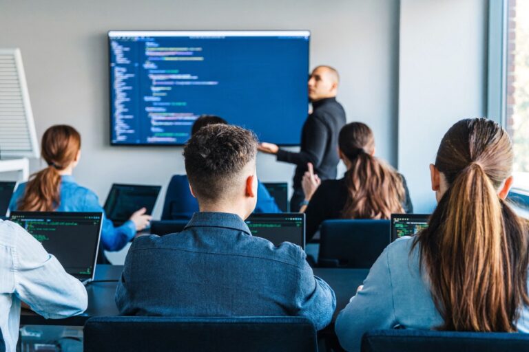 IT-professionals volgen een training bij OC ICT